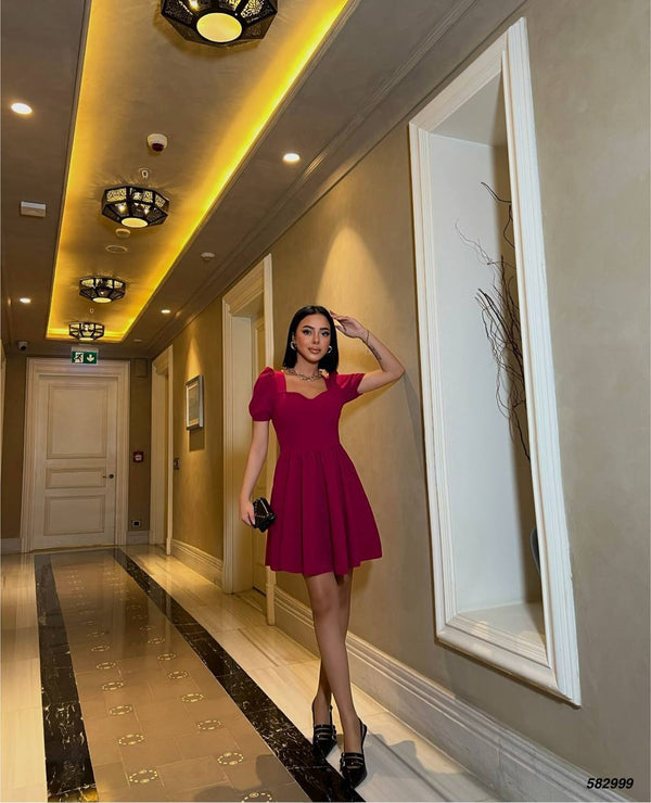 Trendusfashion Kısa Kollu Mini Elbise - Kare Yaka ve Şık Tasarım